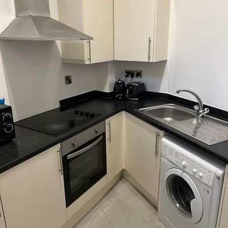 Modern 1 Bed Apartment In Salford Manchester Exterior photo