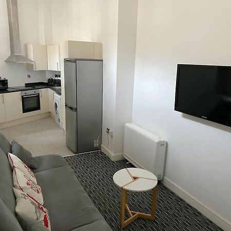 Modern 1 Bed Apartment In Salford Manchester Exterior photo